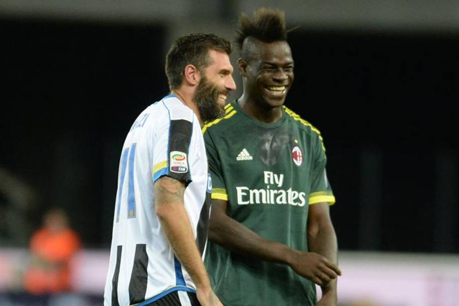 Mario Balotelli, 25 anni, si abbandona a un sorriso che non gli si vedeva da tempo. Accanto a lui Maurizio Domizzi, 35. Getty